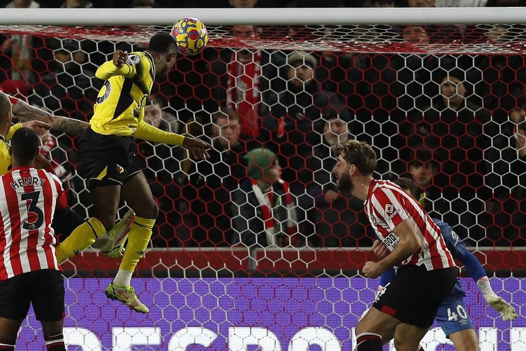 Emmanuel Dennies with a fantastic header for score his 7th goal of the season.