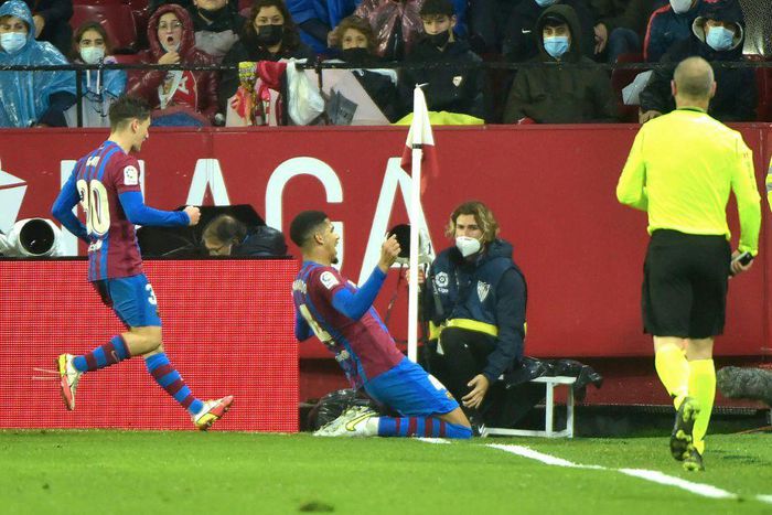 Barcelona defender Ronald Araujo (C) celebrates scoring the equaliser against Sevilla.