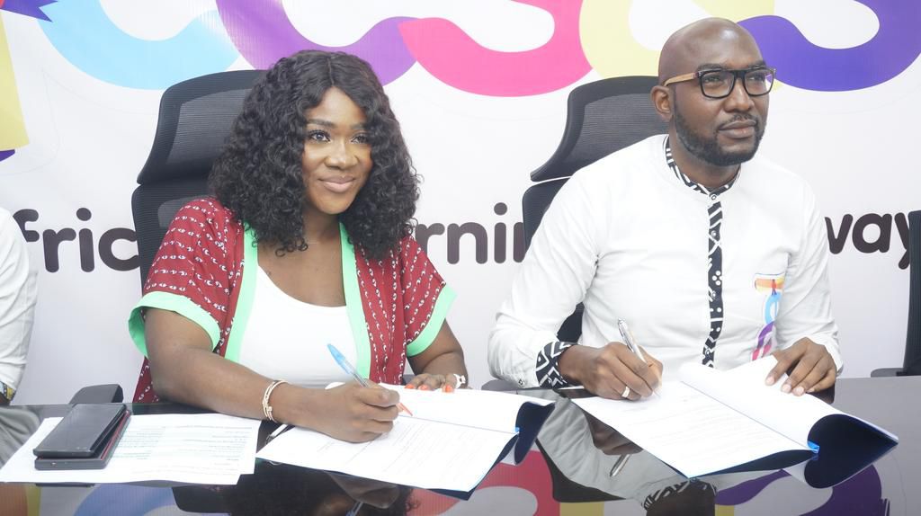 Mercy Johnson-Okojie and Osayi Izedonmwen, the founder and chief executive officer of Teesas signing the brand ambassadorial contract at the Edtech firm’s offices in Ikeja today.