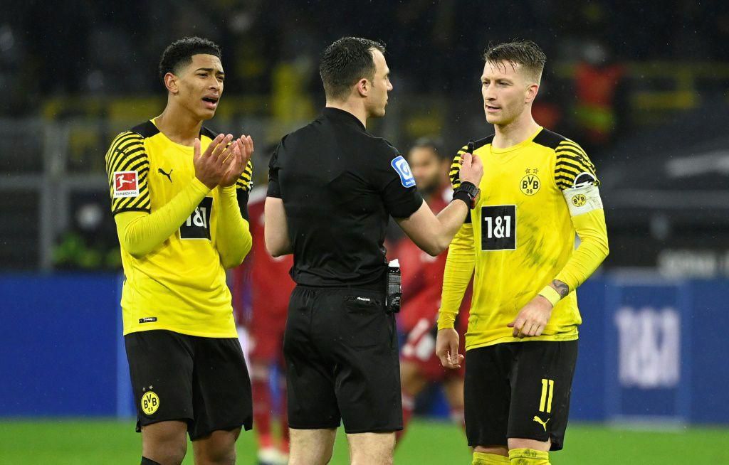 Borussia Dortmund midfielder Jude Bellingham (L) risks punishment after accusing referee Felix Zwayer of cheating Dortmund out of a penalty and then awarding Bayern Munich one as the latter won 3-2 to move four points clear at the top of the table