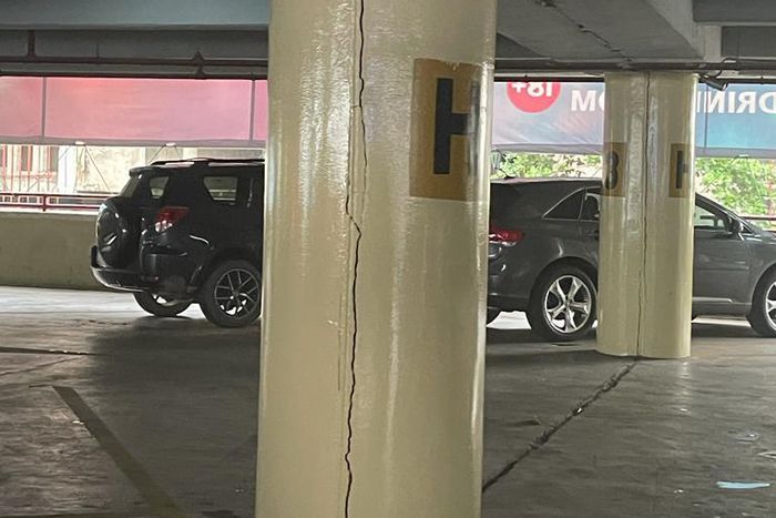Management says Lagos Airport parking lot is safe despite picture of cracked pillars. [Twitter/@Chxta]