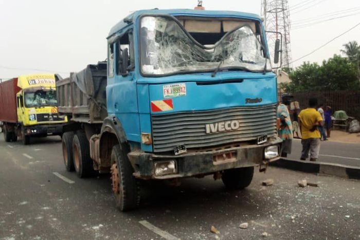 Truck runs into school students in Lagos (Twitter @Trafficbutter)