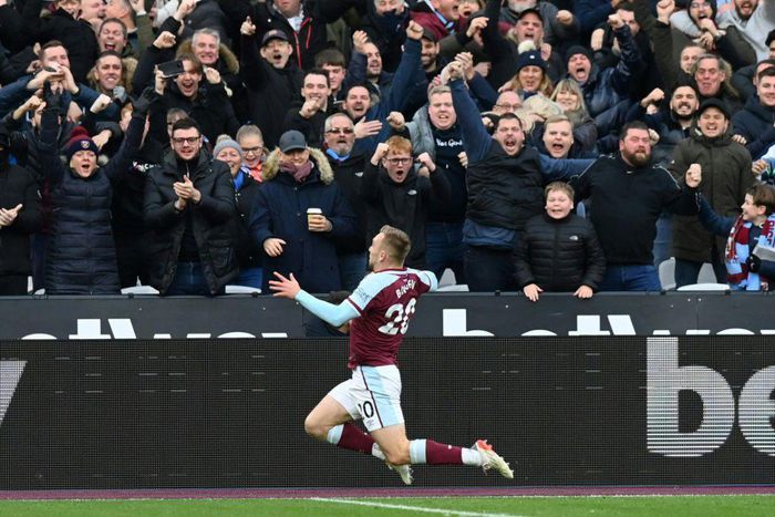 West Ham's Jarrod Bowen celebrates scoring his equaliser against Chelsea