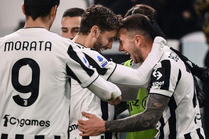 Federico Bernardeschi (R) celebrates after scoring his first Serie A goal since July 2020