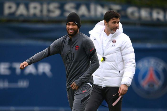 Neymar with PSG coach Mauricio Pochettino at a training session on Monday