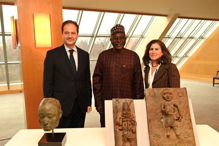 L-R: Max Hollein, Prof. Abba Isa Tijani, and Alisa LaGamma at a ceremony for the return of Nigerian artifacts [Met Museum]