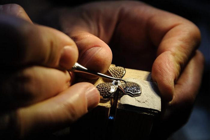 FG, World Bank begin training of 40 Nigerians on Jewellery making. [johnacademy]