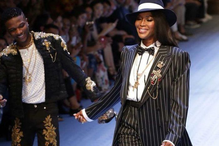 Wizkid walking the runway with Naomi Campbell [notjustok]