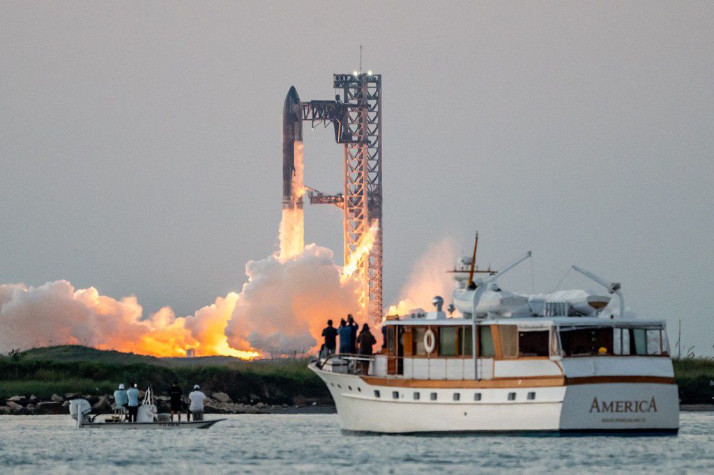 SpaceX launched Starship then made history by returning the Heavy Booster to its launch tower.SERGIO FLORES/AFP via Getty Images