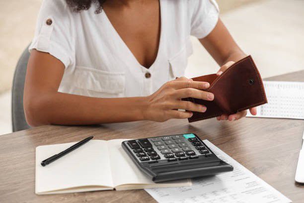 As mulheres contemporâneas que se destacam na gestão financeira oferecem inspiração para todos que aspiram à independência financeira. Aqui estão sete hábitos principais que caracterizam estas mulheres: orçamento rigoroso, ter múltiplas fontes de rendimento, poupar consistentemente, dar prioridade às necessidades em detrimento dos desejos, investir no conhecimento e no crescimento, evitar dívidas incobráveis ​​e estabelecer contactos com pessoas que partilham as mesmas ideias. Ao adotar esses hábitos, qualquer mulher pode garantir estabilidade e crescimento financeiro.