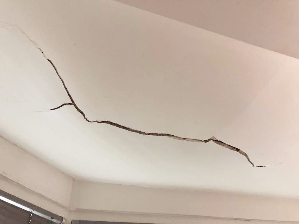 Signs the ceiling of your house is going to collapse [tenantslawfirm]