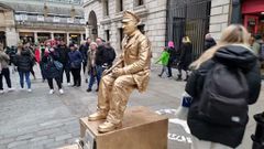 Human statues stay perfectly still places [YouTube]