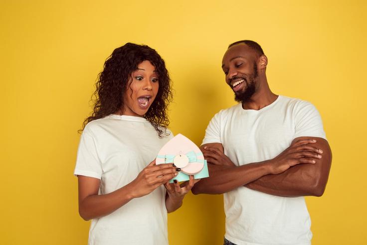 Can money be a love language? [Freepik]