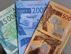 O Franco CFA, um sistema monetário controverso utilizado por 14 países africanos, está a suscitar debates sobre a sua influência no desenvolvimento económico. Garantida pela França, a sua paridade fixa com o euro pode dificultar a mobilização de fundos em tempos de crise. A gestão centralizada por parte da França limita a autonomia dos países membros na política económica. As vantagens para a França são claras, mas os críticos consideram que as ligações neocoloniais são prejudiciais ao desenvolvimento autónomo. O debate sobre o futuro do Franco CFA põe em causa as relações pós-coloniais e o impacto real no desenvolvimento dos países em causa.