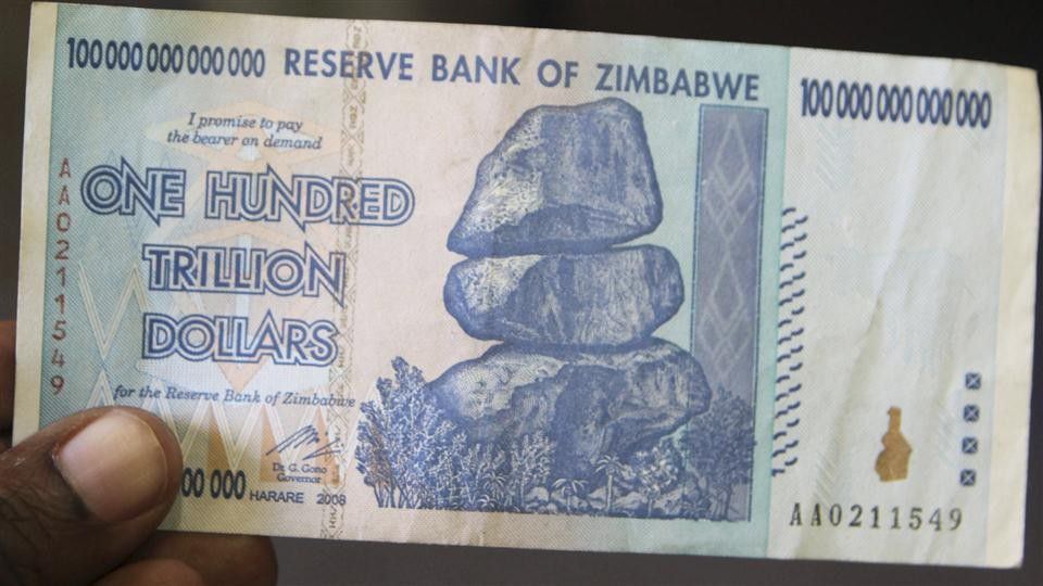 O Zimbabué sofreu uma desvalorização extrema da sua moeda nacional, o dólar do Zimbabué, devido à hiperinflação descontrolada. Esta situação levou o país a abandonar o seu próprio dólar e a adotar outras moedas estrangeiras para o seu comércio diário. A má gestão económica, a impressão excessiva de dinheiro e a dependência de importações contribuíram para a deterioração da economia do Zimbabué. O caso do dólar do Zimbabué destaca as consequências desastrosas de uma política monetária irresponsável, sublinhando a importância de uma gestão financeira prudente para garantir a estabilidade de um país.