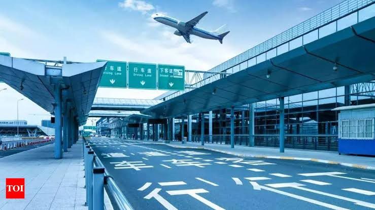 Algunos países alrededor del mundo han optado por no tener aeropuerto, a pesar de la importancia de la conectividad global. Andorra, el Vaticano, Mónaco, San Marino y Liechtenstein son ejemplos de naciones que dependen de aeropuertos vecinos para viajes internacionales. Su ubicación geográfica y su tamaño limitado hacen que la construcción de un aeropuerto sea poco práctica. Por lo tanto, los viajeros que deseen visitarlos deben dirigirse a los aeropuertos situados en los países vecinos, destacando la importancia de preservar el medio ambiente y respetar las limitaciones geográficas y políticas de cada nación.