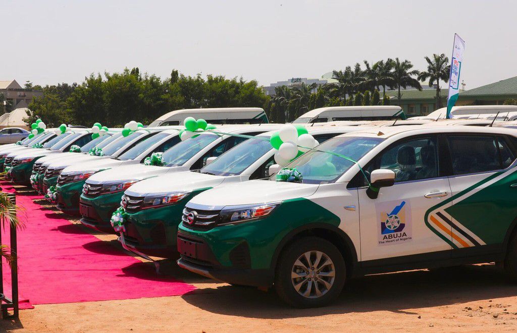 O artigo destaca um novo programa em Abuja chamado “Fatshimetry”, que visa capacitar financeiramente os jovens e, ao mesmo tempo, fornecer um novo modo de transporte acessível. O governador da FCT apresentou este ambicioso projeto que irá substituir gradualmente os triciclos de transporte comercial. Este programa inovador oferece veículos gratuitos aos beneficiários, a fim de proporcionar tarifas acessíveis aos residentes. Com um pacote de N10 mil milhões aprovado pelo Presidente, a iniciativa procura melhorar a vida dos jovens, promovendo a aquisição de competências. Esta combinação de transportes e capacitação económica promete transformar a vida dos jovens na FCT e impulsionar o desenvolvimento na região.