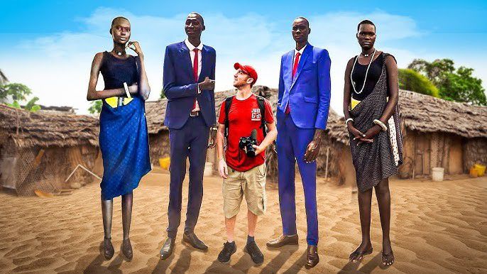 Los Dinka, una de las tribus más grandes de África, fascinan por su impresionante estatura. Su tamaño medio supera ampliamente al de otras poblaciones, gracias a una predisposición genética y a un estilo de vida centrado en la cría y la agricultura tradicionales. Su adaptación física única es el resultado de una compleja combinación de genética y entorno, lo que convierte a los dinka en un pueblo fascinante para estudiar.