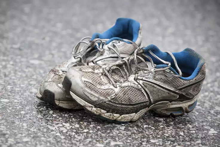Using detergent to clean sneakers [economictimes]