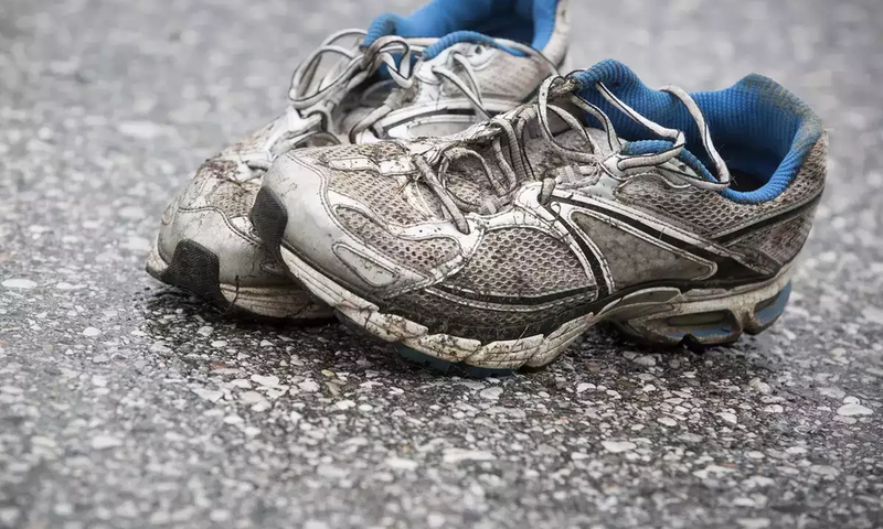 Using detergent to clean sneakers [economictimes]