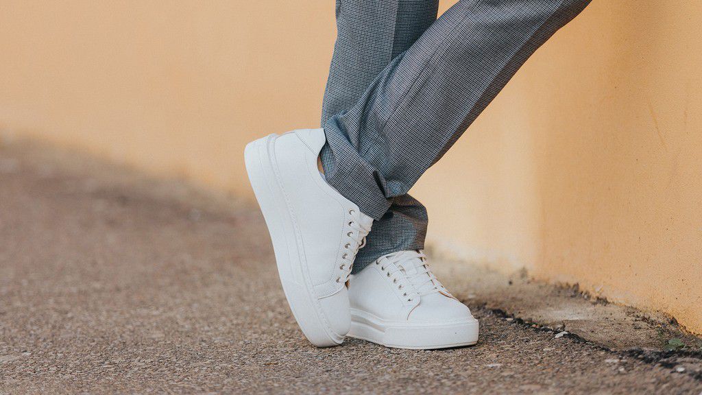 Descubra os melhores tênis brancos para homem que aliam estilo, conforto e durabilidade. Do clássico Nike Air Force 1 ao moderno Adidas Samba e ao elegante Adidas NY 90, esses tênis são essenciais no guarda-roupa de qualquer homem. Os tênis de corrida New Balance e New Balance 9060 também oferecem estilo e performance, enquanto o Adidas Yeezy 500 oferece um toque ousado e diferenciado. Escolha qualidade e estilo com estas opções indispensáveis ​​que irão complementar perfeitamente os seus looks, seja para um passeio casual ou para uma ocasião semiformal.