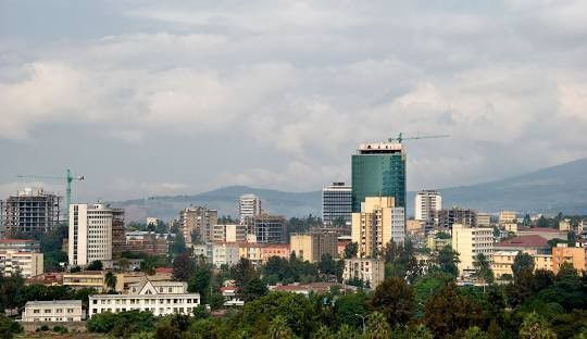 No contexto de uma Adis Abeba vibrante, mas com grandes desafios económicos, o custo de vida ronda os 1.103 dólares, ou 4,8 vezes o salário médio. Os recentes impactos da guerra civil, a localização geográfica da Etiópia e as restrições às importações contribuem para este elevado custo de vida. Diante desses desafios, compreender os fatores subjacentes é essencial para considerar soluções que melhorem a qualidade de vida dos moradores.