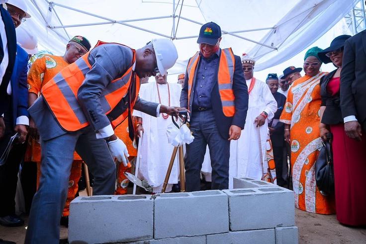 L-R: Gov Babajide Sanwo-Olu of Lagos State and Gov Umo Eno of Akwa Ibom State. [Facebook]