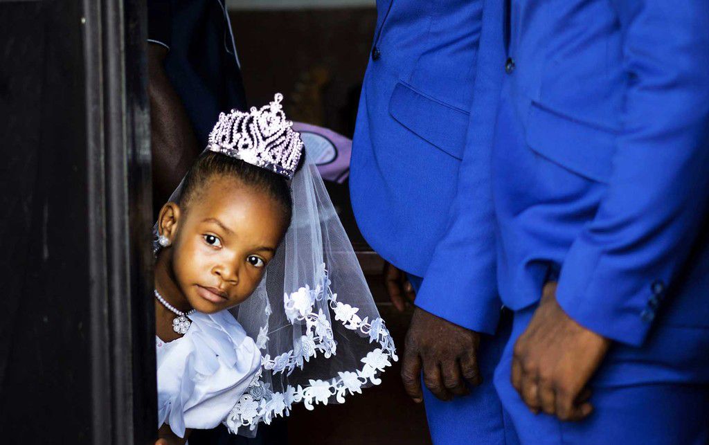 Il matrimonio precoce è una piaga persistente in Africa, che colpisce soprattutto le ragazze, ma anche i ragazzi. Paesi come Nigeria, Sudan, Niger, Somalia e Mali registrano tassi allarmanti di matrimoni precoci, che mettono a rischio l’istruzione, la salute e il futuro dei giovani. È urgente che questi paesi agiscano per criminalizzare questa pratica disumanizzante e proteggere i diritti dei bambini.