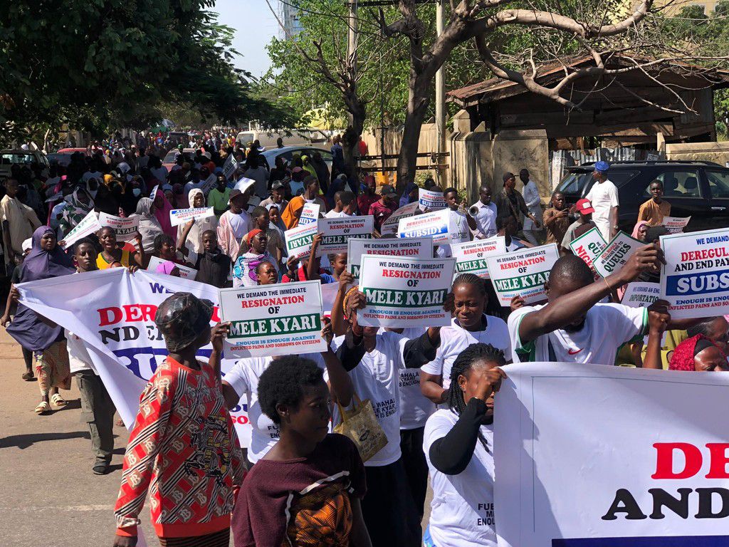 O recente protesto da Nigéria contra o aumento dos preços dos combustíveis destacou as crescentes frustrações dos cidadãos relativamente aos desafios económicos. Organizado por grupos activistas, o protesto criticou a liderança de Kyari e exigiu a sua demissão. Os manifestantes também denunciaram o sistema de subsídios aos combustíveis e a importação de combustível contrafeito, ao mesmo tempo que expressaram decepção com os atrasos na renovação das refinarias. Esta mobilização destaca apelos urgentes à ação, responsabilização e transparência para mudanças significativas.