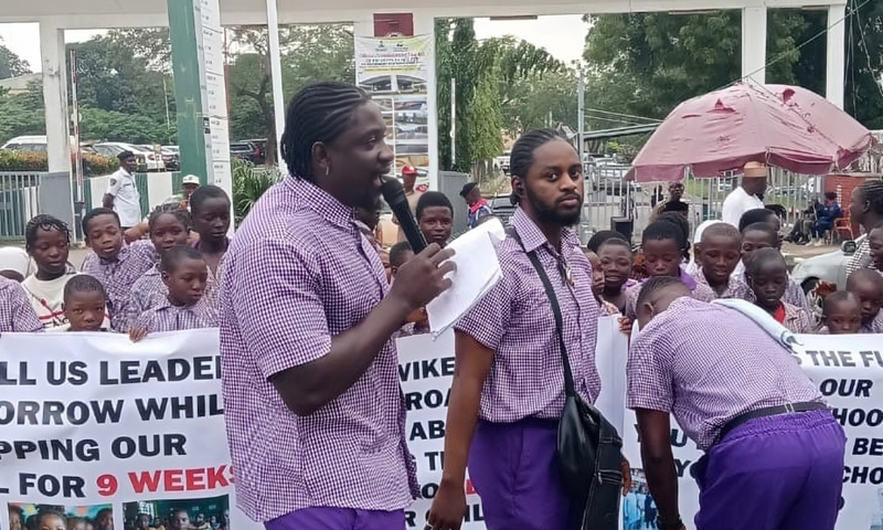 VDM gathered school children dressed in uniform & organized class where he taught the children letters of the alphabet. [X, formerly Twitter/@Neologisenews]