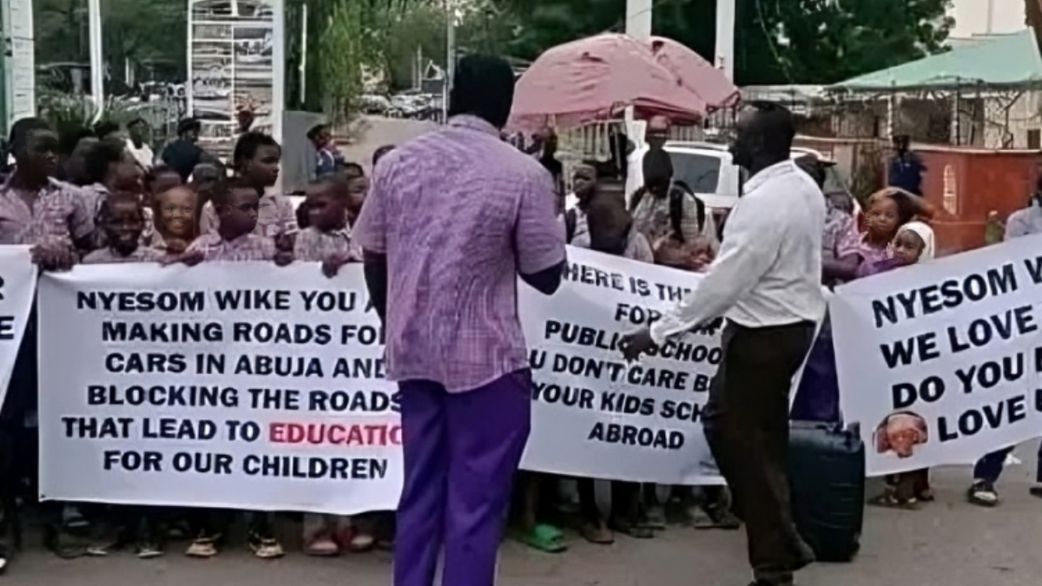 VDM gathered school children dressed in uniform & organized class where he taught the children letters of the alphabet. [X, formerly Twitter/@Neologisenews]
