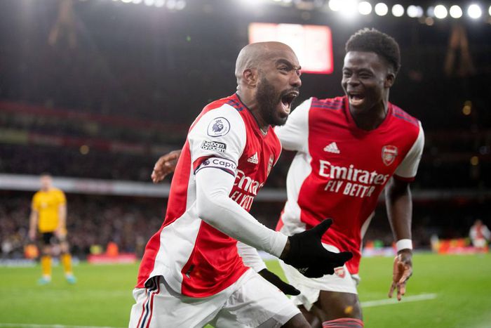 Alexandre Lacazette celebrates the stoppage time winner over Wolves