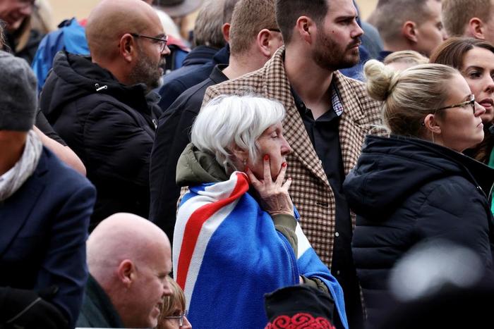 Elizabeth: Royal mourners face rail disruption on journey to Windsor Castle. [Reuters]