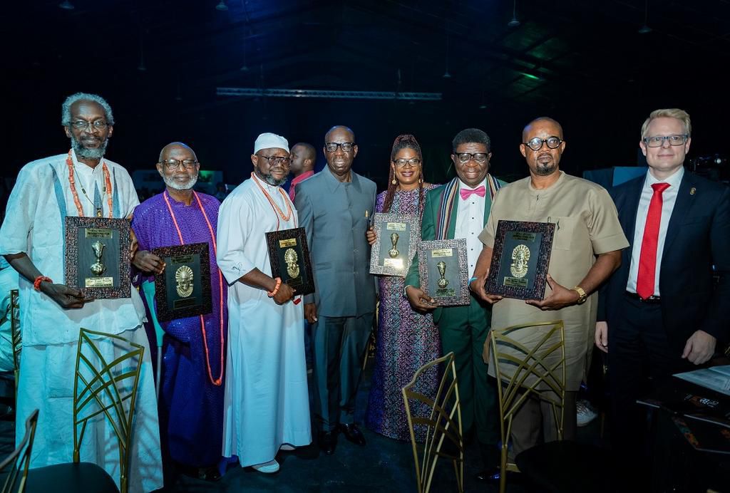 Govenor of Edo State, HE, Godwin Obaseki  and Recipents of the HeartBeat of Our Time at the #ESIFF2022 (6)