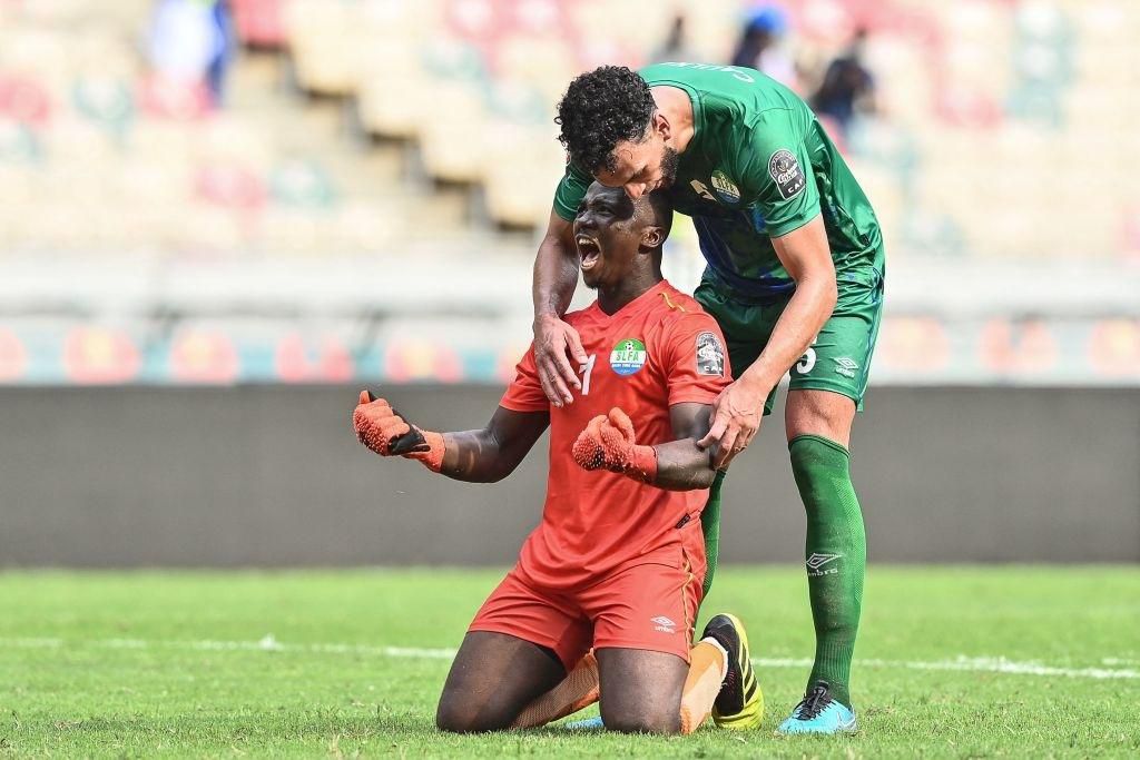 Sierra Leone's goalkeeper Mohamed Nbalie Kamara (L) and Sierra Leone's defender Steven Caulker (R) react after a draw in the Group E Africa Cup of Nations (CAN) 2021 football match between Algeria and Sierra Leone at Stade de Japoma in Douala on Januar...