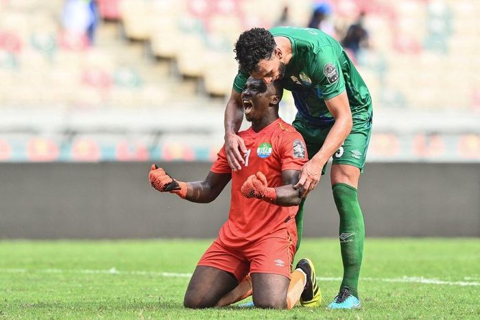 Sierra Leone's goalkeeper Mohamed Nbalie Kamara (L) and Sierra Leone's defender Steven Caulker (R) react after a draw in the Group E Africa Cup of Nations (CAN) 2021 football match between Algeria and Sierra Leone at Stade de Japoma in Douala on Januar...