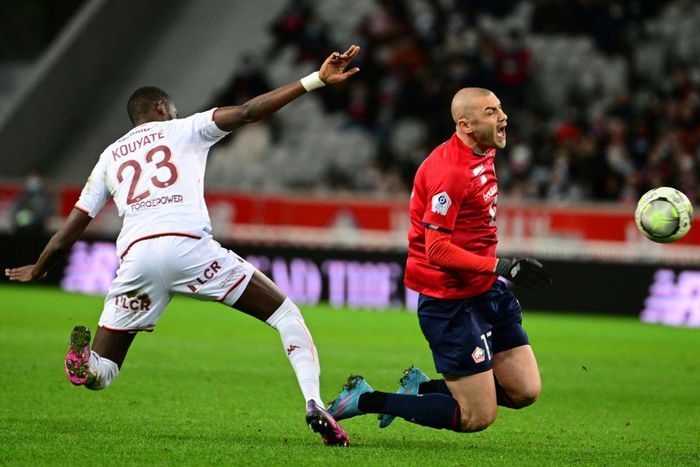 Metz defender Boubakar Kouyate (L) and Lille's Turkish forward Burak Yilmaz in a 0-0 draw in Ligue 1 on Friday
