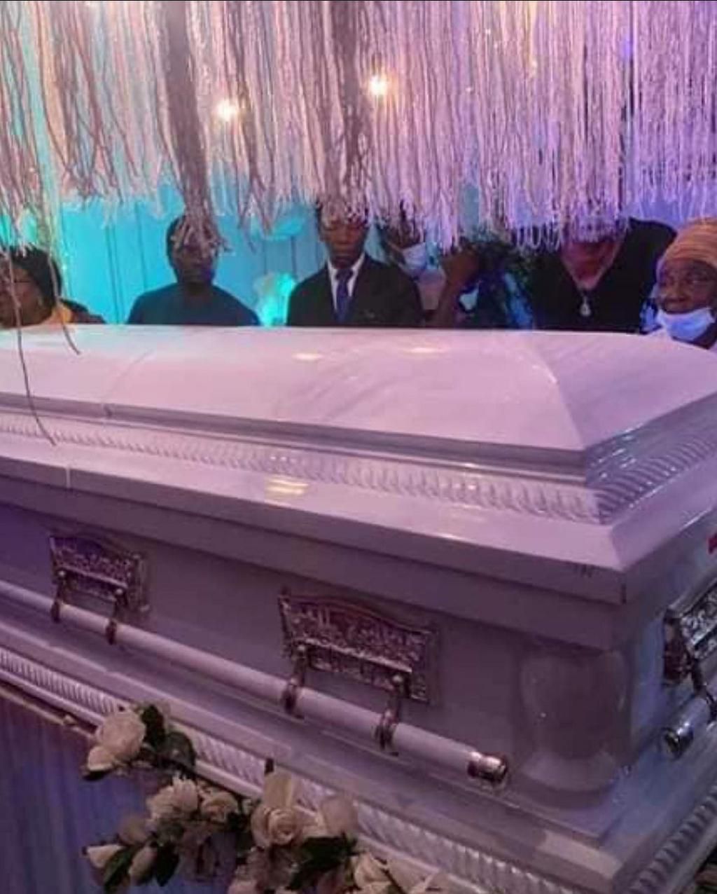 Nigerian gospel singer Osinachi Nwachukwu has been laid to rest.