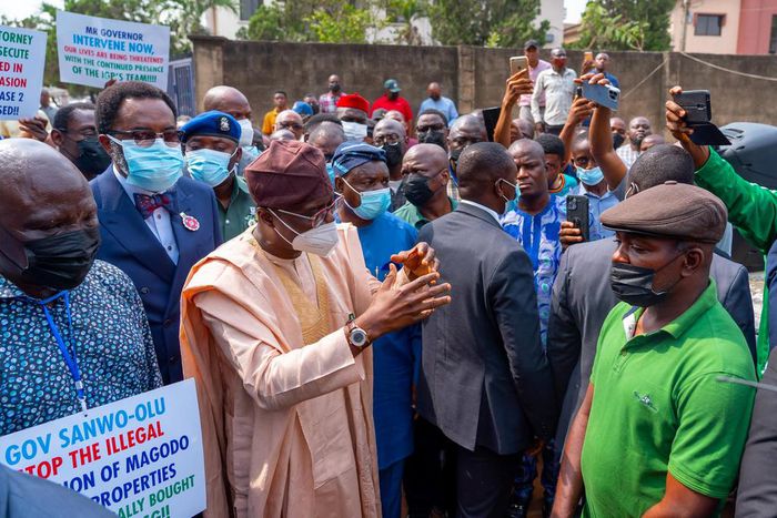 Governor Babajide Sanwo-Olu in a confrontation with a police team in Magodo Phase 2 [LASG]
