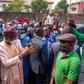Governor Babajide Sanwo-Olu in a confrontation with a police team in Magodo Phase 2 [LASG]
