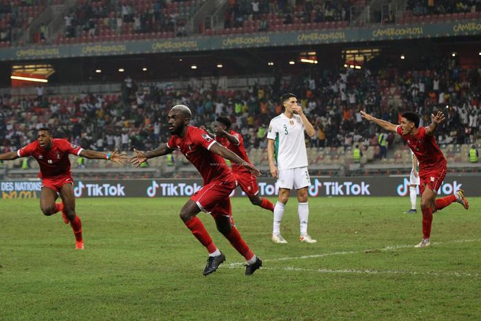 Equatorial-Guinea-celebrate-their-winning-goal-against-Algeria