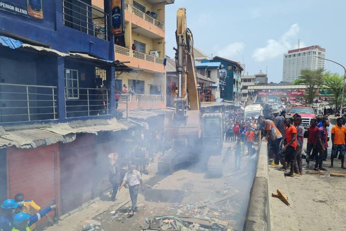 Apongbon fire: Lagos govt shuts Eko Bridge, announces alternative routes. [Twitter:Punch]