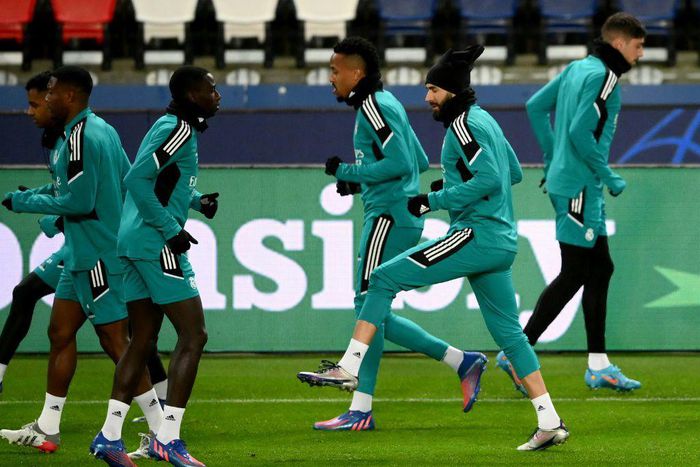 Real Madrid's French forward Karim Benzema (2nd R) trains at the Parc des Princes stadium in Paris.