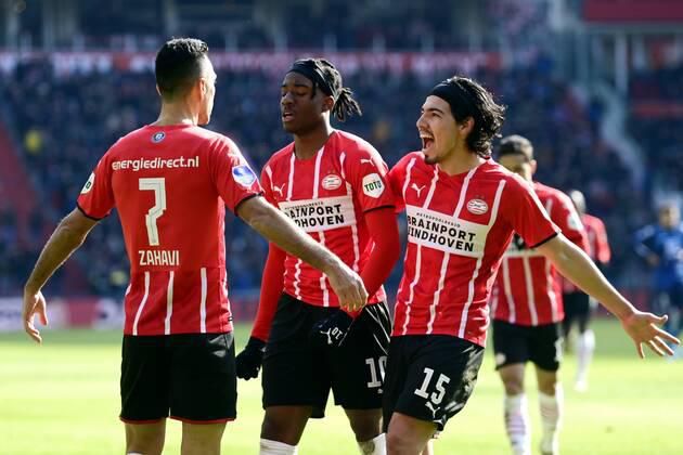 Madueke celebrates with his teammates against Heracles