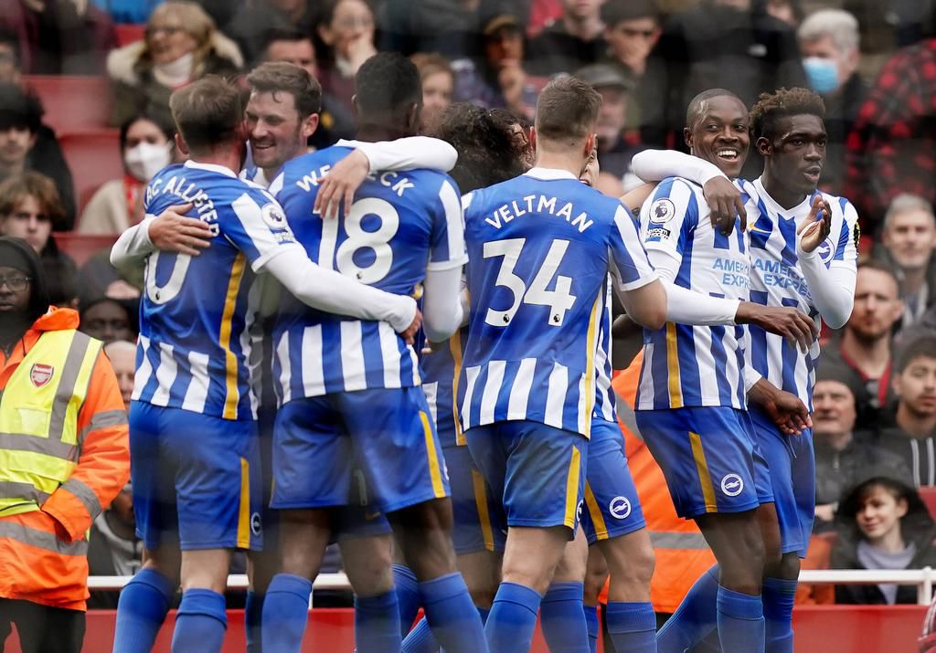 Brighton midfielder Enock Mwepu (2R) celebrates his winning goal against Arsenal (IMAGO/Aaron Chown/PA Images)