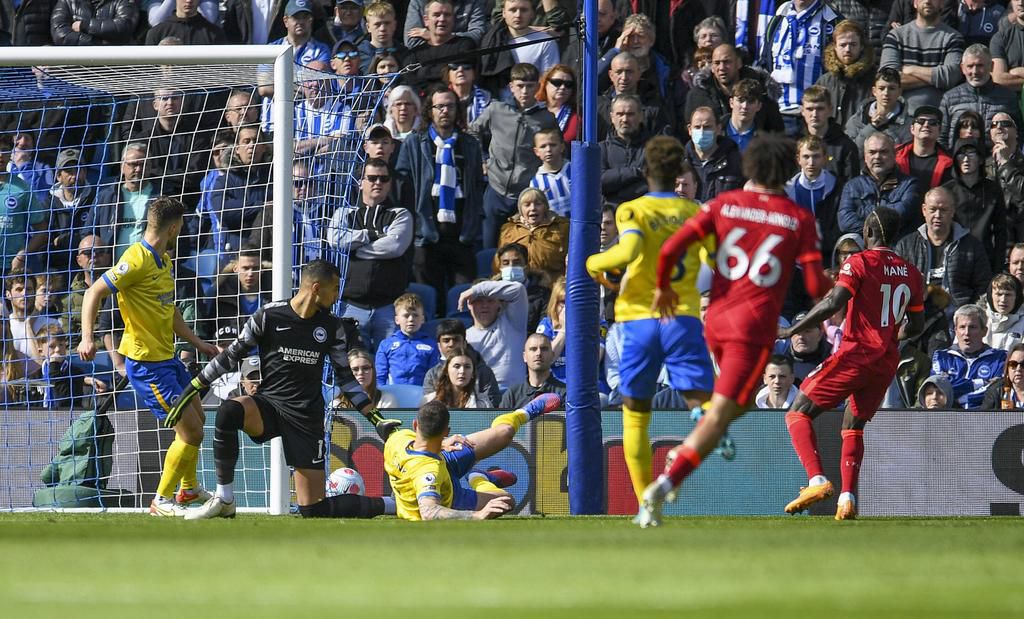 Mane sees his effort deflected wide