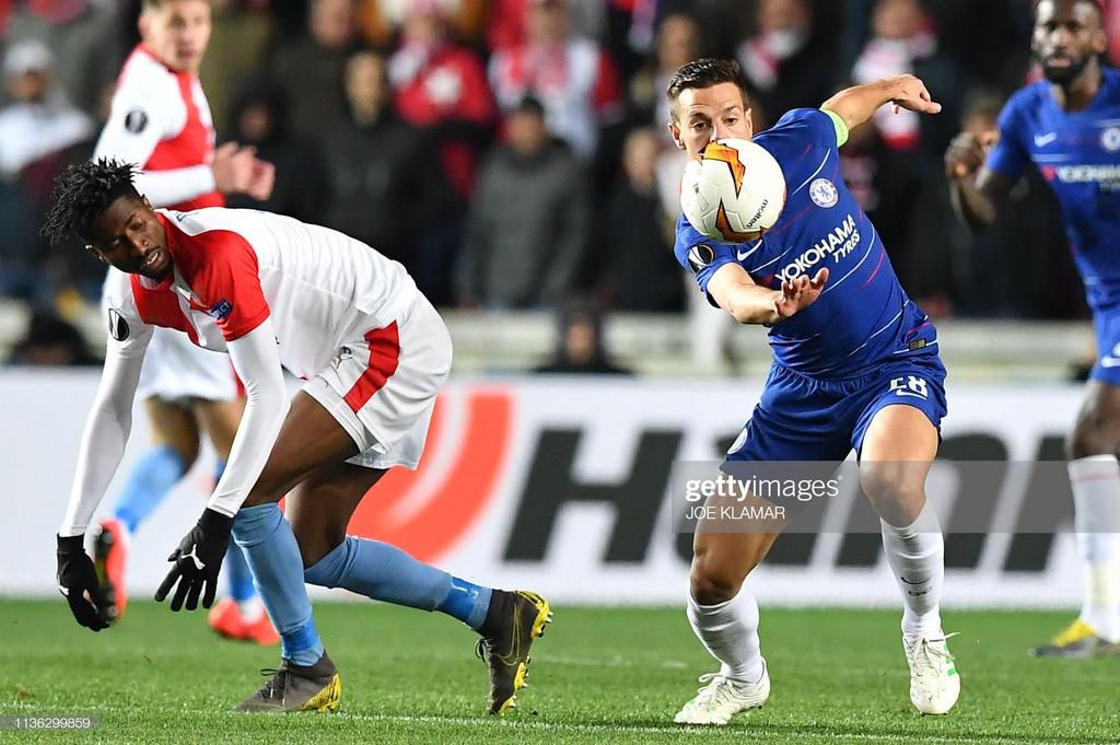 Peter Olayinka and César Azpilicueta (Photo credit should read JOE KLAMAR/AFP/Getty Images)