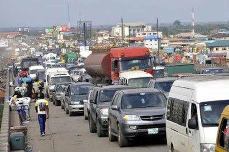 traffic gridlock along Ibadan-Lagos Expressway