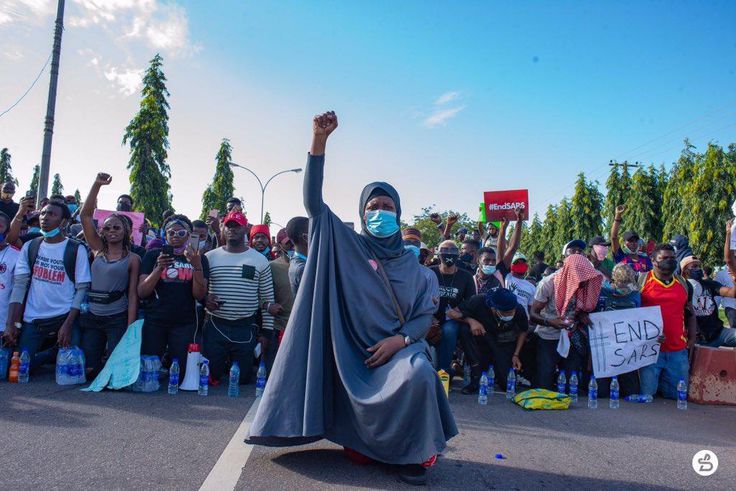 Aisha Yesufu's iconic photo of the EndSARS protests in Nigeria (Premium Times)
