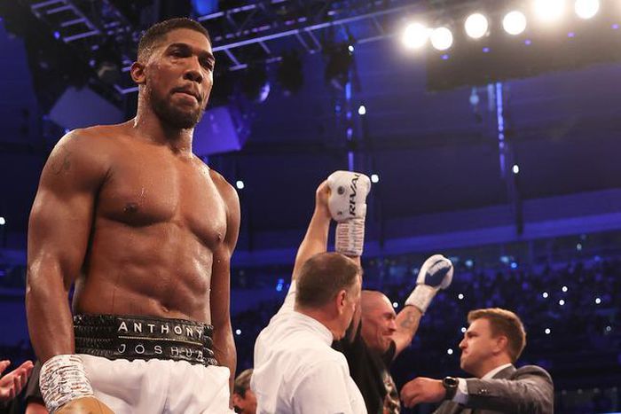 Oleksandr Usyk celebrates after being crowned the new World Champion. (Photo by Julian Finney/Getty Images).